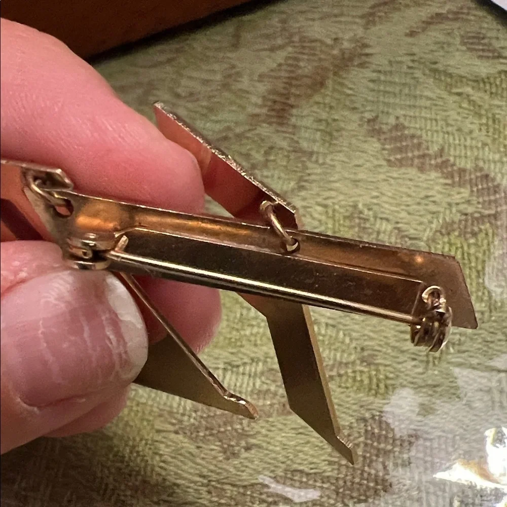 This is a gold tone, FD lapel, or collar pin, which stands for fire department